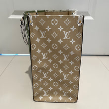 Load image into Gallery viewer, Louis Vuitton Giant Onthego Creme/Green