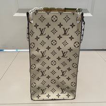 Load image into Gallery viewer, Louis Vuitton Giant Onthego Creme/Green