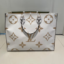 Load image into Gallery viewer, Louis Vuitton Giant Onthego Creme/Green