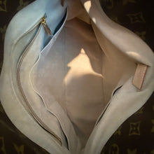Load image into Gallery viewer, Louis Vuitton Artsy MM Monogram