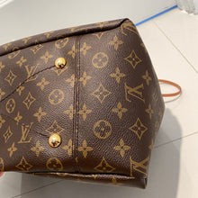 Load image into Gallery viewer, 2018 Louis Vuitton Artsy MM Monogram