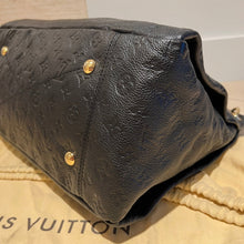 Load image into Gallery viewer, Louis Vuitton Artsy MM Empeinte Noir Black