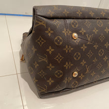 Load image into Gallery viewer, Louis Vuitton Artsy MM Monogram
