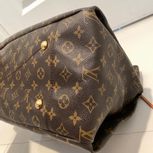 Load image into Gallery viewer, Louis Vuitton Artsy MM Monogram
